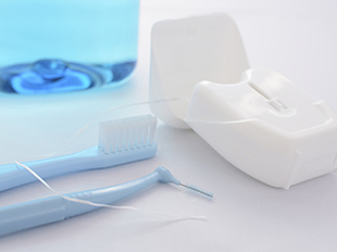 歯の表面の研磨やフロスなどによる歯間のクリーニング